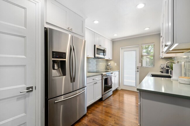 Building Photo - 2/2 condo downtown-Walk to Lake Eola