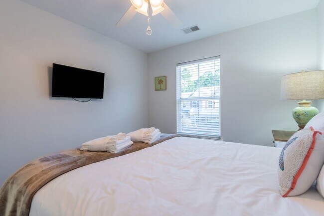 Building Photo - Three Bedroom Updated Townhome in Bluffton Park!