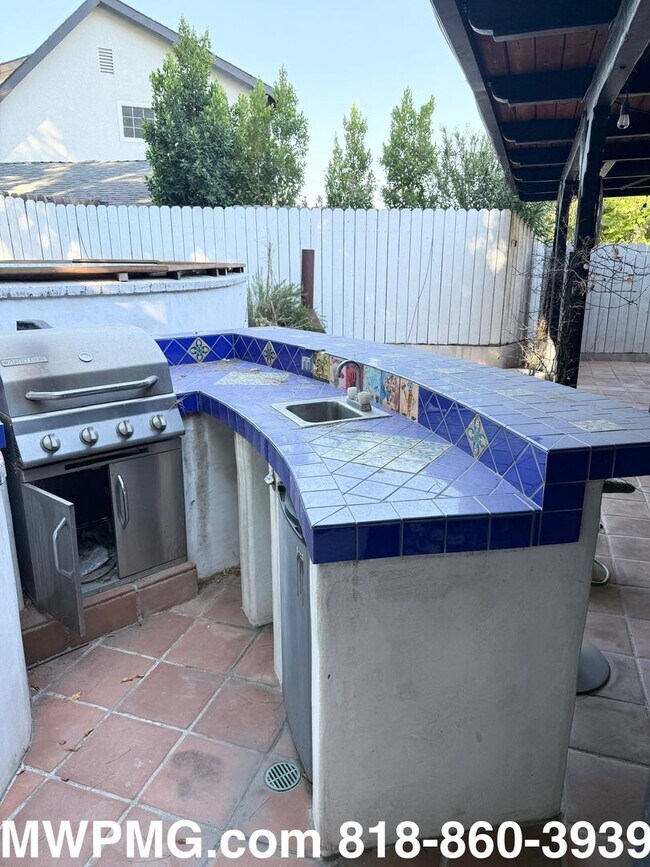 Building Photo - 4Bed 3Bath Woodland Hills home is an absol...