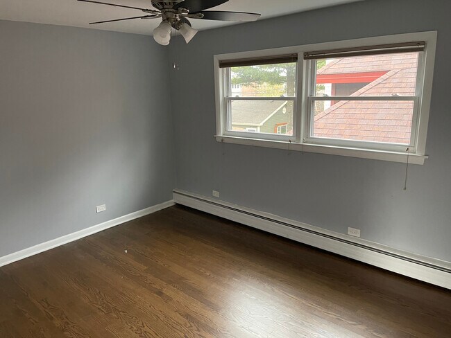 Building Photo - 5259 N Leamington Ave