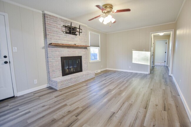 Building Photo - Pet Friendly Three Bedroom with Basement!
