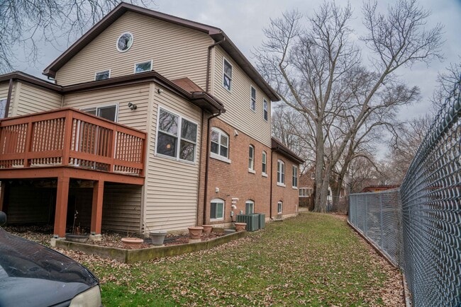 Building Photo - Gorgeous 5 Bedroom / 4 Full Bath Home along Chicago River