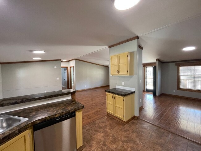 Building Photo - Country with the convenience of city locat...