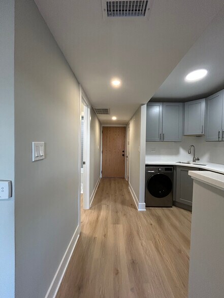 Building Photo - 1254 N La Salle Dr