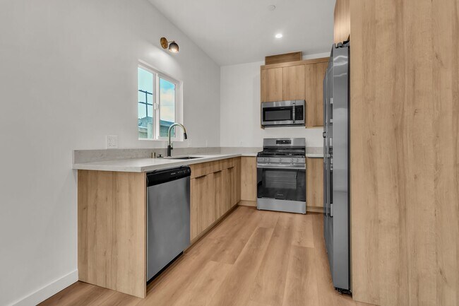 Building Photo - 414 S Ave 56