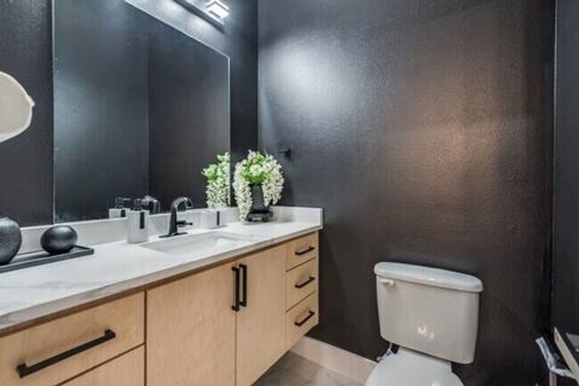 Building Photo - Stunning 3BR  3.5 Bath Townhome in Dallas