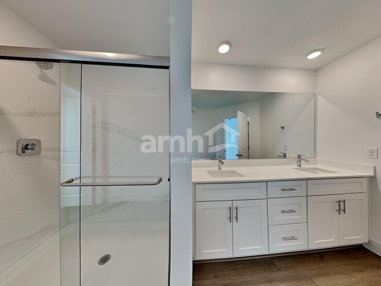 Building Photo - 5848 Vaes Dothrak St