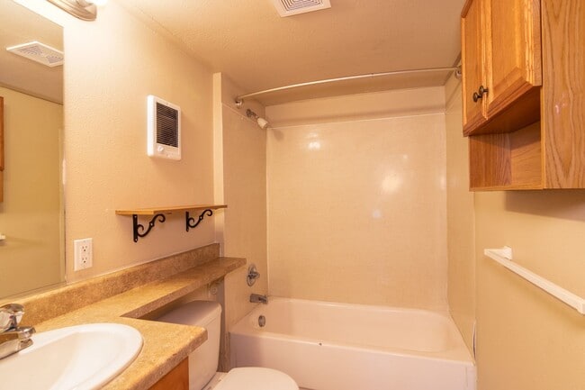 Building Photo - Charming 3 Bedroom 2 Bath House Near EWU!!