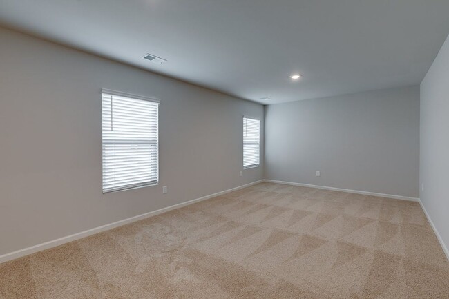 Building Photo - Spacious 5-Bedroom, 3-Bath Home in Prime F...