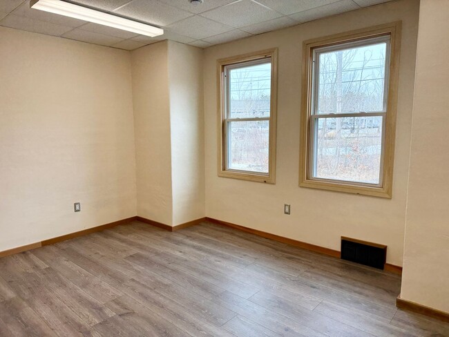 Building Photo - Well maintained inside and out