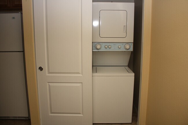 Building Photo - Cute & Cozy Condo Close to UNLV