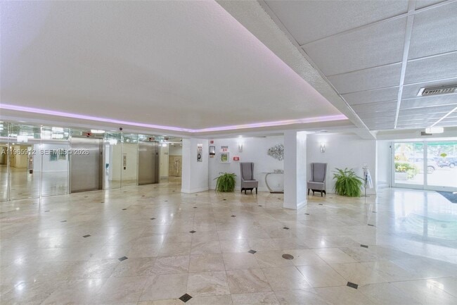 Building Photo - 800 Parkview Dr