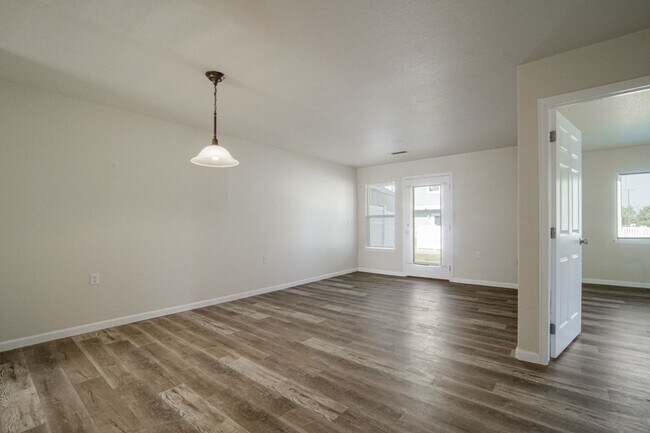 Building Photo - Great two bedroom, one bath near airport. AVAILABLE BEGINNING 6/17/26