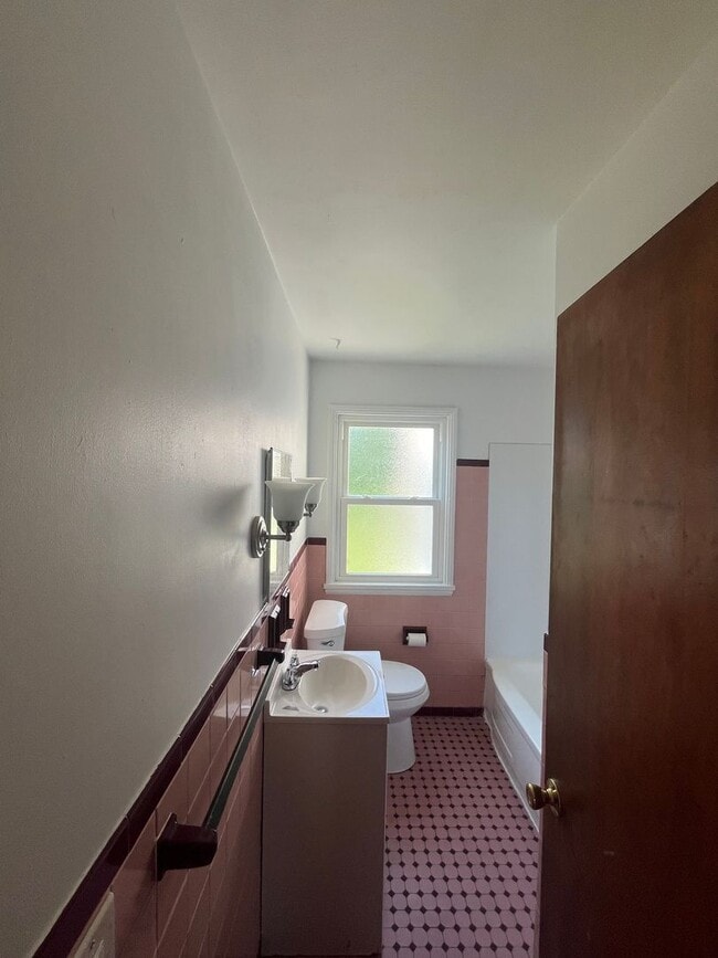 Building Photo - 3 Bed Single Family Home Available - Close to Rochester General
