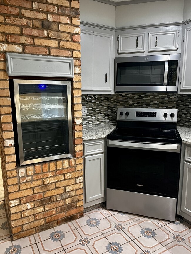 Building Photo - 1010 Holt St