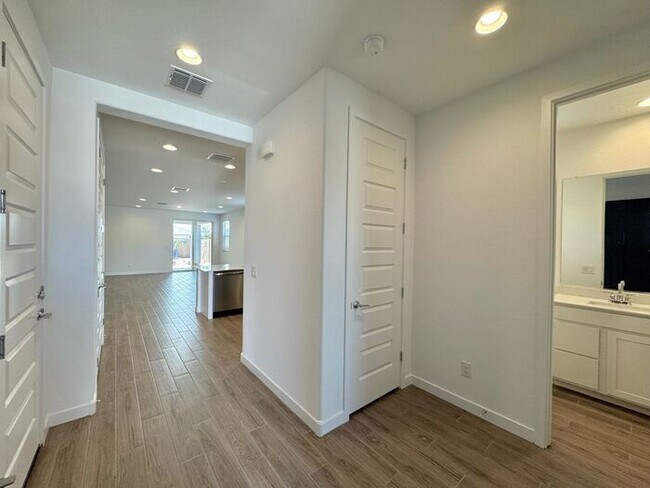 Building Photo - New 5-Bedroom Home in Phoenix with Upgrade...