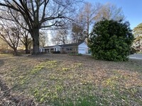 Building Photo - 2 Knightsbridge Pl