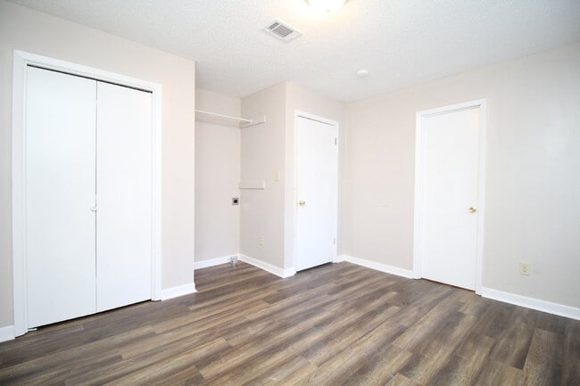 Building Photo - Available 8/28 – Updated Gulf Breeze 3BR w...