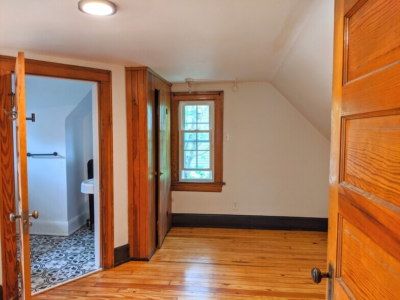 Building Photo - 2387 Woodmere Dr