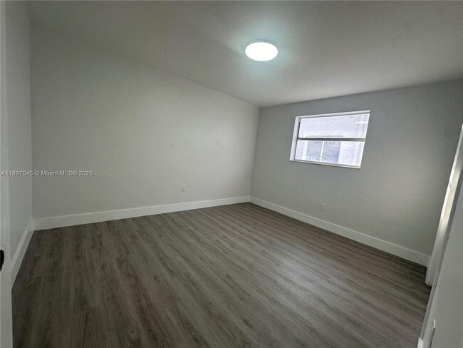 Building Photo - 6910 Bay Dr