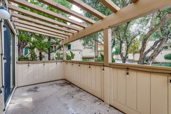 Building Photo - Welcome Home!!! - Modern and Spacious Gem! Townhouse with 2 Primary Bedrooms, Nice balcony, In re...