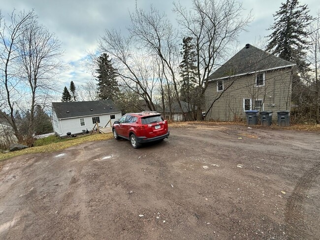 Building Photo - Duluth MN 5-Bedroom - 2-Bath Single Family