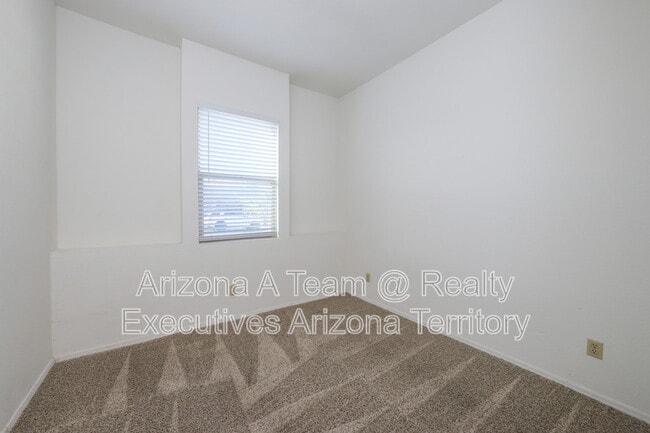 Building Photo - 2927 N Cardell Cir