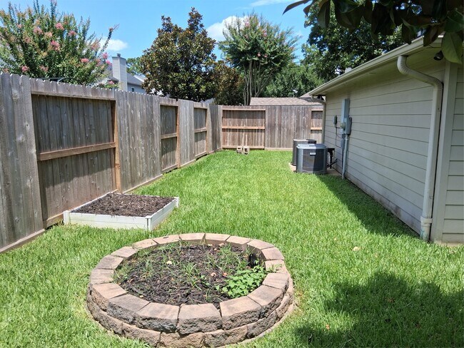 Building Photo - 17010 Poplar Hill St