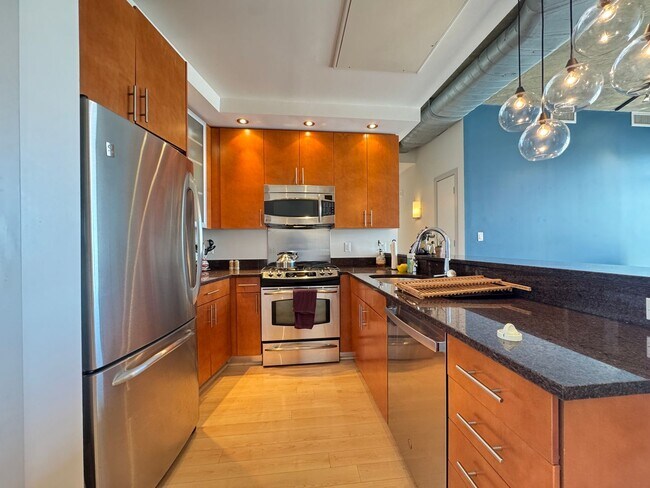 Building Photo - Sun-filled 2 Bed 2 Bath Condo In Vibrant Columbia Heights