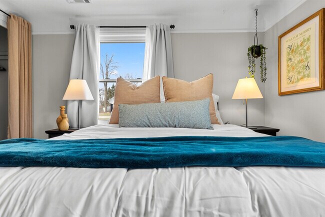 Building Photo - 8254 Mary Ann Ave