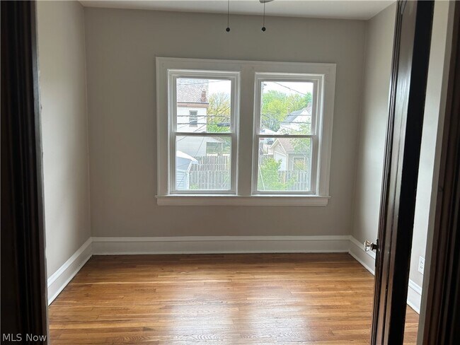 Building Photo - 1311 W 69th St