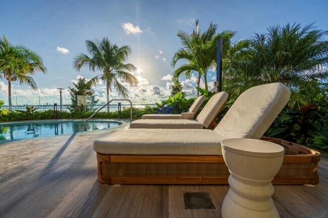 Building Photo - 700 NE 24th St