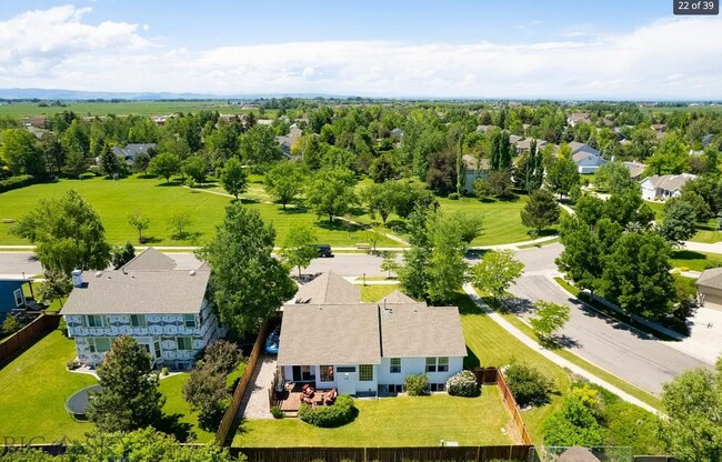 Building Photo - Beautiful South Bozeman home!