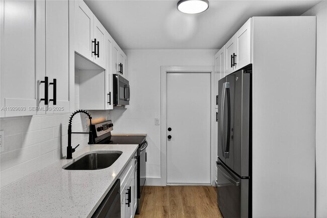 Building Photo - 2633 NE 13th Ave