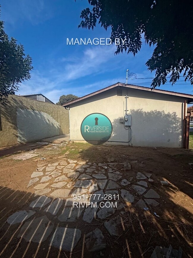 Building Photo - 3 Bedroom + 1 Bath Located in Riverside