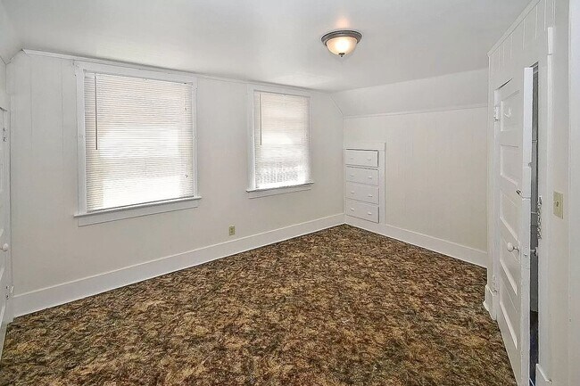 Building Photo - Inviting 4 Bed, 2 Bath in GU District!