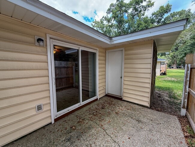 Building Photo - 2 Bedroom 1 Bath Unit for Rent - Water, Tr...
