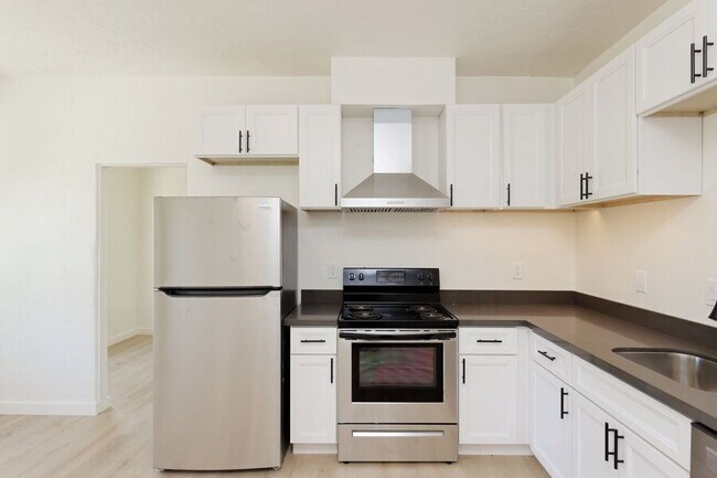 Building Photo - 6616 Telegraph Ave