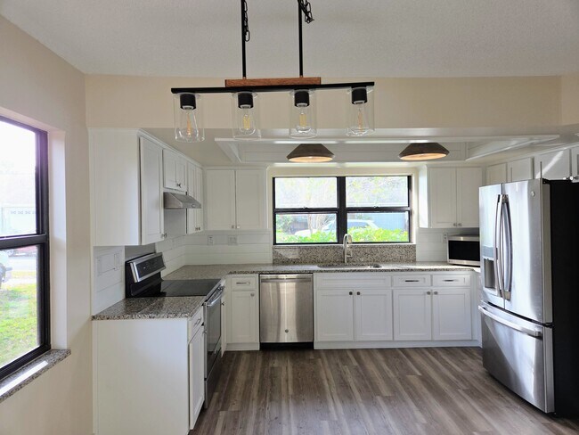 Building Photo - 1717 Needles Ln E