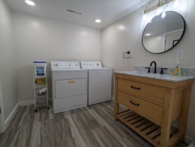 Building Photo - Fabulous 4 Bedroom 2 Bath House with Big F...