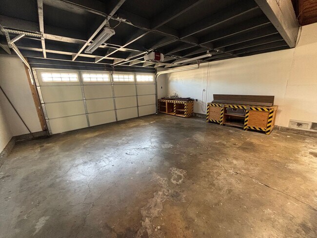 Building Photo - Clean and Upgraded 4 Bedroom Home Availabl...
