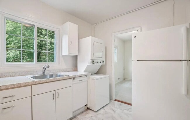 Building Photo - Charming Tree-Top Condo in Historic Parkfa...