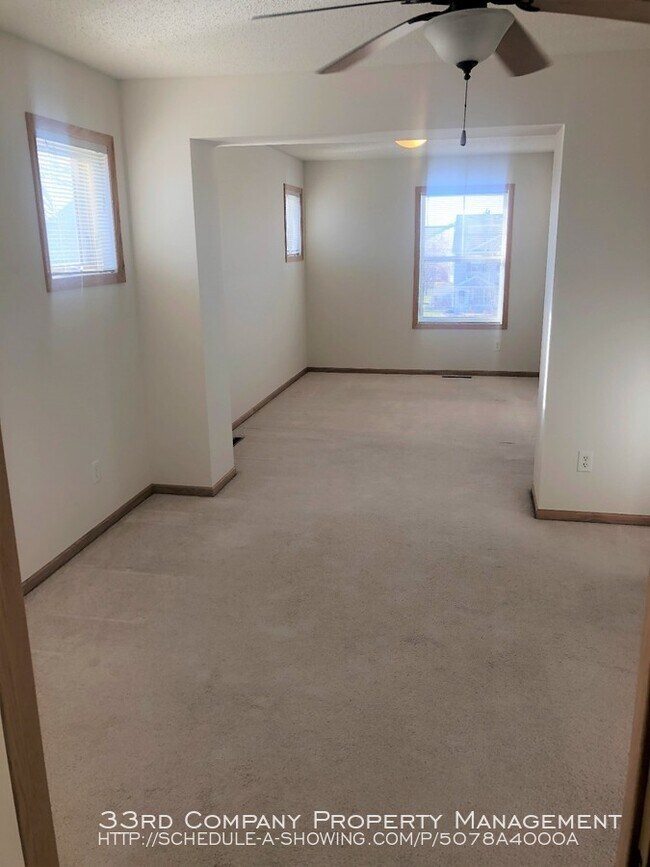 Building Photo - Woodbury 3 Bedroom End Unit Townhome!