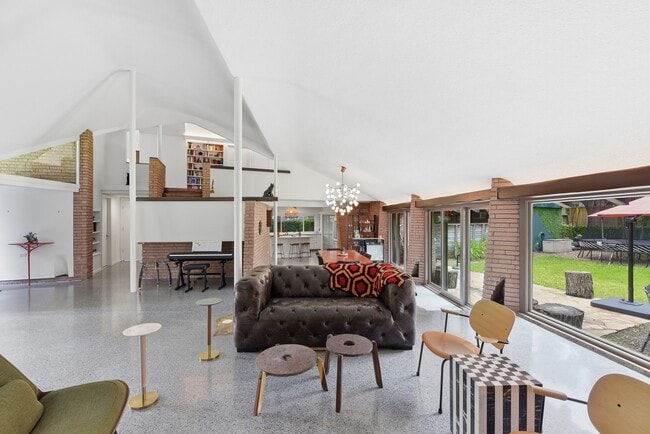 Building Photo - 4603 Ivanhoe St