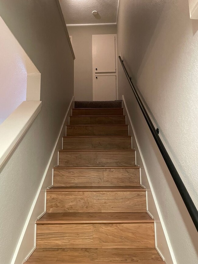 Building Photo - Two Bedroom 1.5 Bath Townhome unit in Standford Park HOA