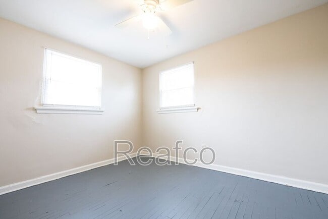 Building Photo - 2818 Vanderberg Ave