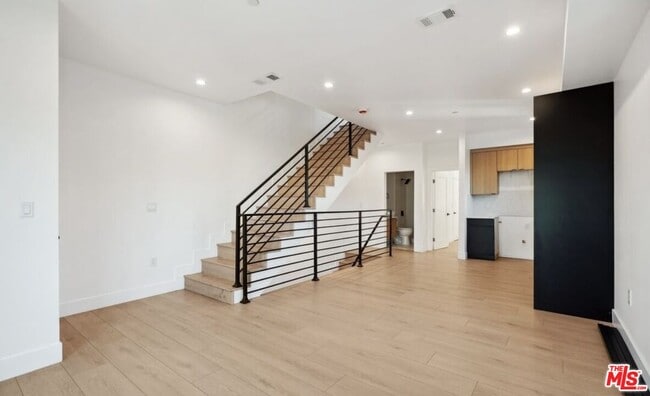 Building Photo - 438 E 28th St