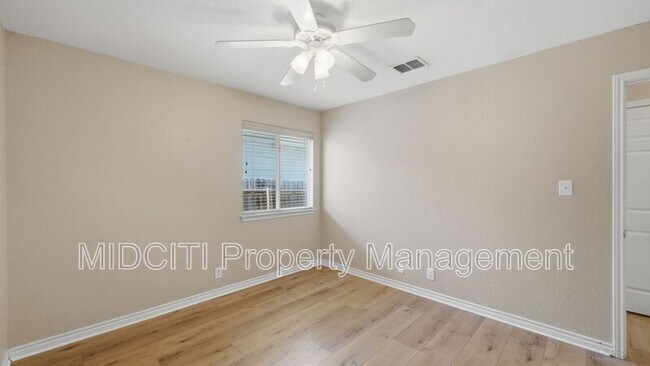 Building Photo - 2432 Medina Dr