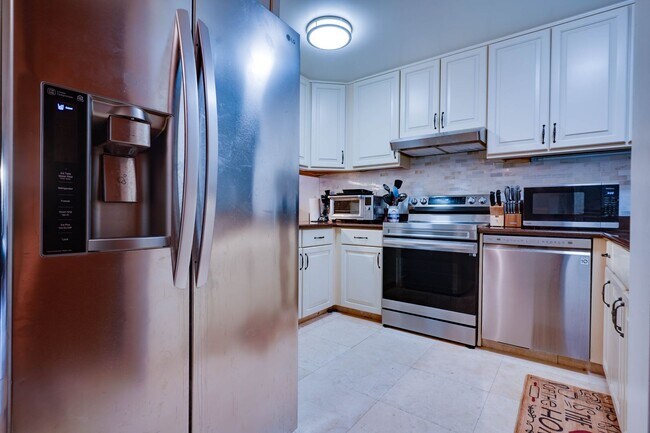 Building Photo - Hawaii Kai Condo with Resort-like Amenitie...