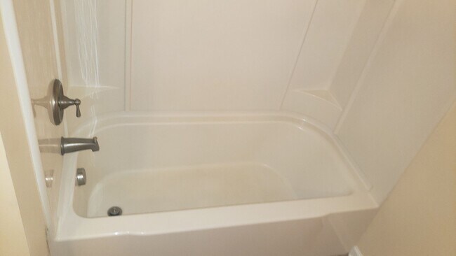 Building Photo - Awesome 2Br 2.5Ba Townhome w/ Bonus Room & Garage!  Available 7/3!
